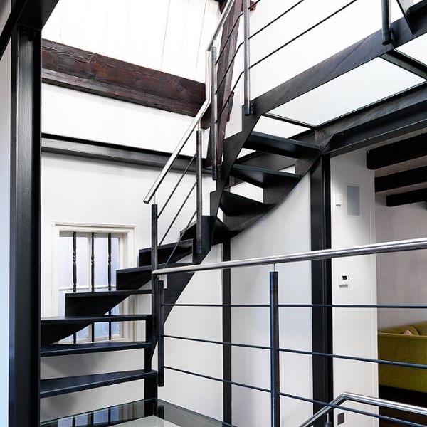 Open trappenhuis uit natuurlijk blauw staal met glazen passerelles