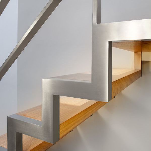 Slanke metalen design trap met onzichtbare bevestiging van houten treden