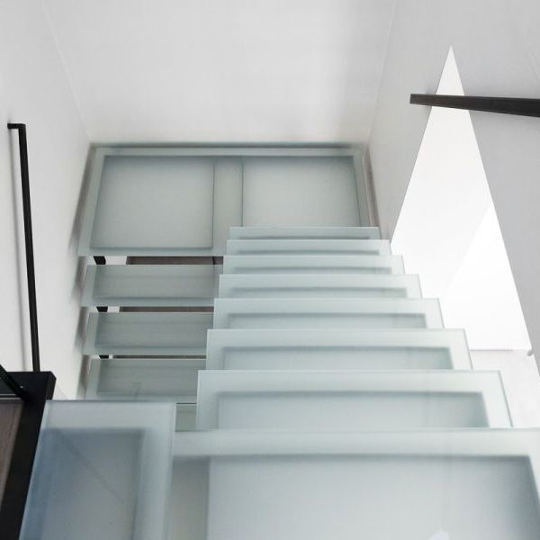 Moderne trappen uit glas met metalen handgrepen. Ybis, uw partner in stalen en glazen trappen.
