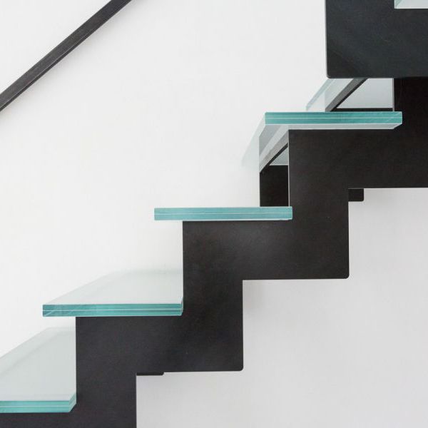 Design trap met treden uit sterk, veiligheidsglas, natuurlijk staal en metalen handgreep