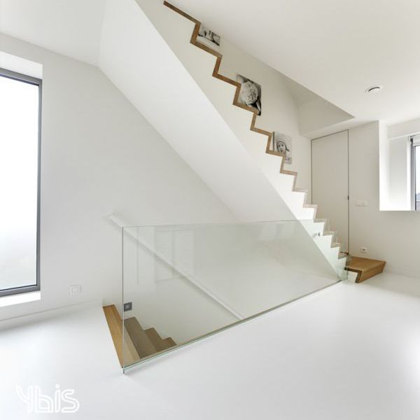 Glazen borstwering: moderne en veilige balustrade voor uw trap met maximaal licht.