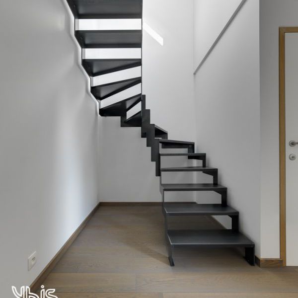 Stalen trappen: strak design, maximaal ruimtegevoel, makkelijk in onderhoud.