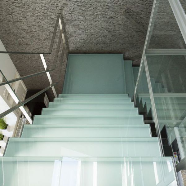 Glazen trap met inox trapleuning en balustrade. Modern, veilig en licht.