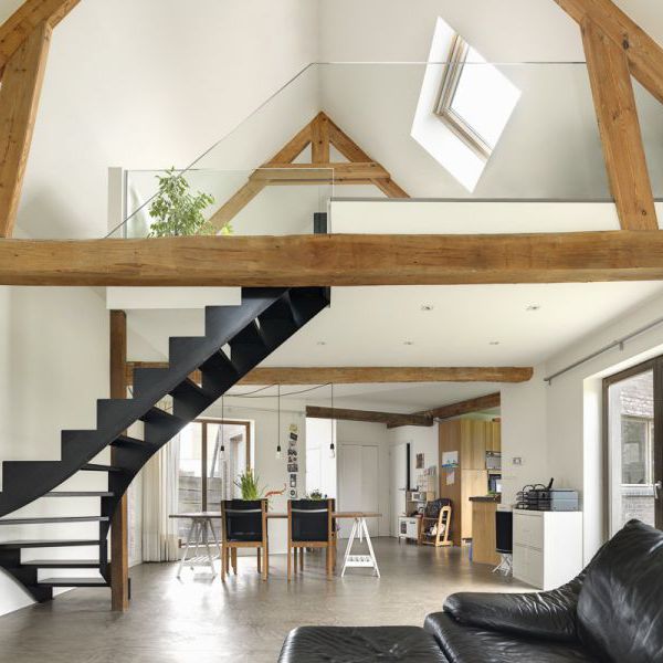 Metalen trap met verdreven treden in modern interieur. Staal: een stijlbewuste keuze